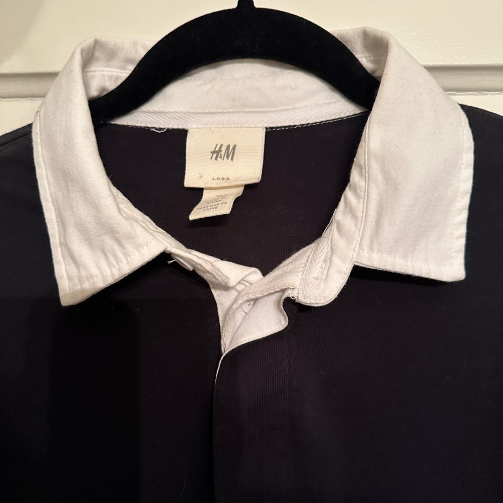 H&M cotton Rugby shirt black with contrast white collar. - Picture 3 of 6